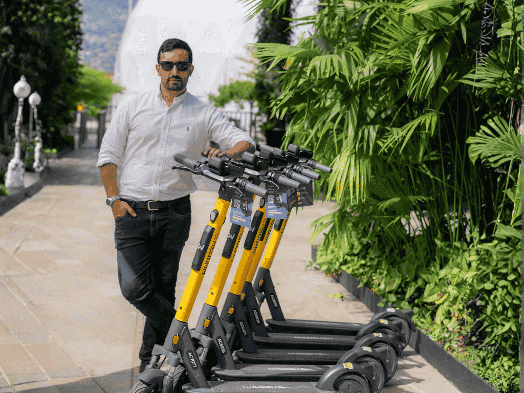Foto: Cortesía. Whoosh inició operaciones en Medellín con una flota inicial de 409 patinetas distribuidas en 146 puntos de estacionamiento virtuales.