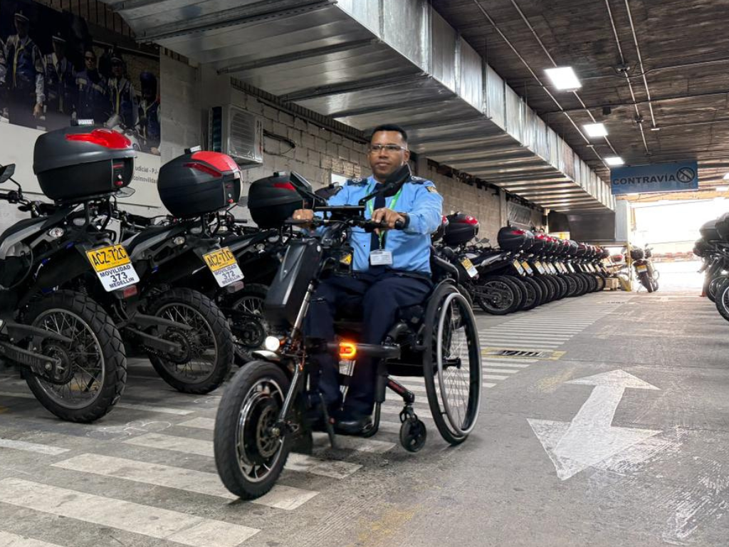 En la imagen aparece William Martínez Moreno, el primer agente de tránsito en silla de ruedas de Medellín.