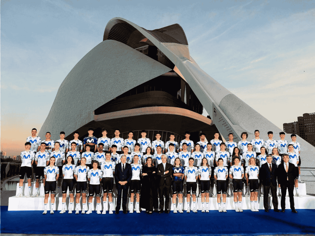 Foto: Movistar. Movistar Team presentó su proyecto deportivo para 2026: 56 ciclistas repartidos en tres estructuras, un maillot completamente renovado.
