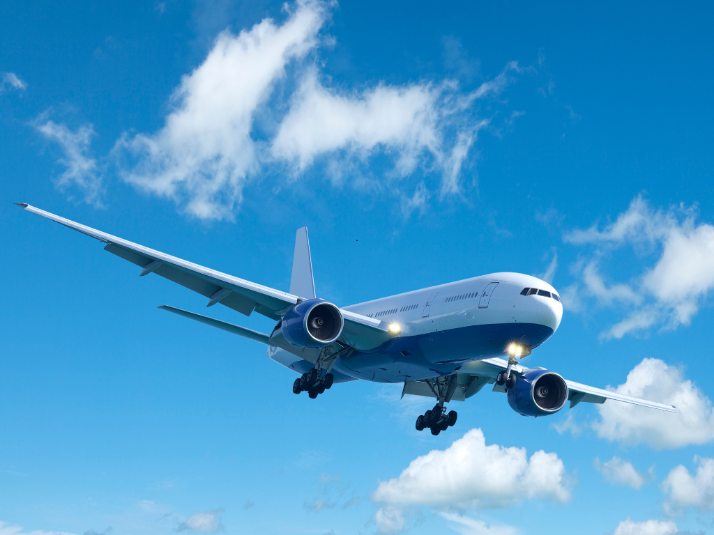 Foto: Canva. La Asociación Internacional de Transporte Aéreo (IATA) presentó sus proyecciones para cierre de 2025 e inicio de 2026.