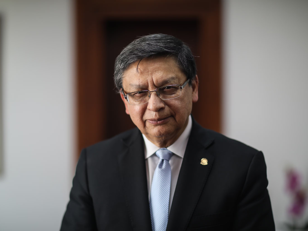 En la imagen aparece Jorge Enrique Ibañez, presidente de la Corte Constitucional de Colombia.