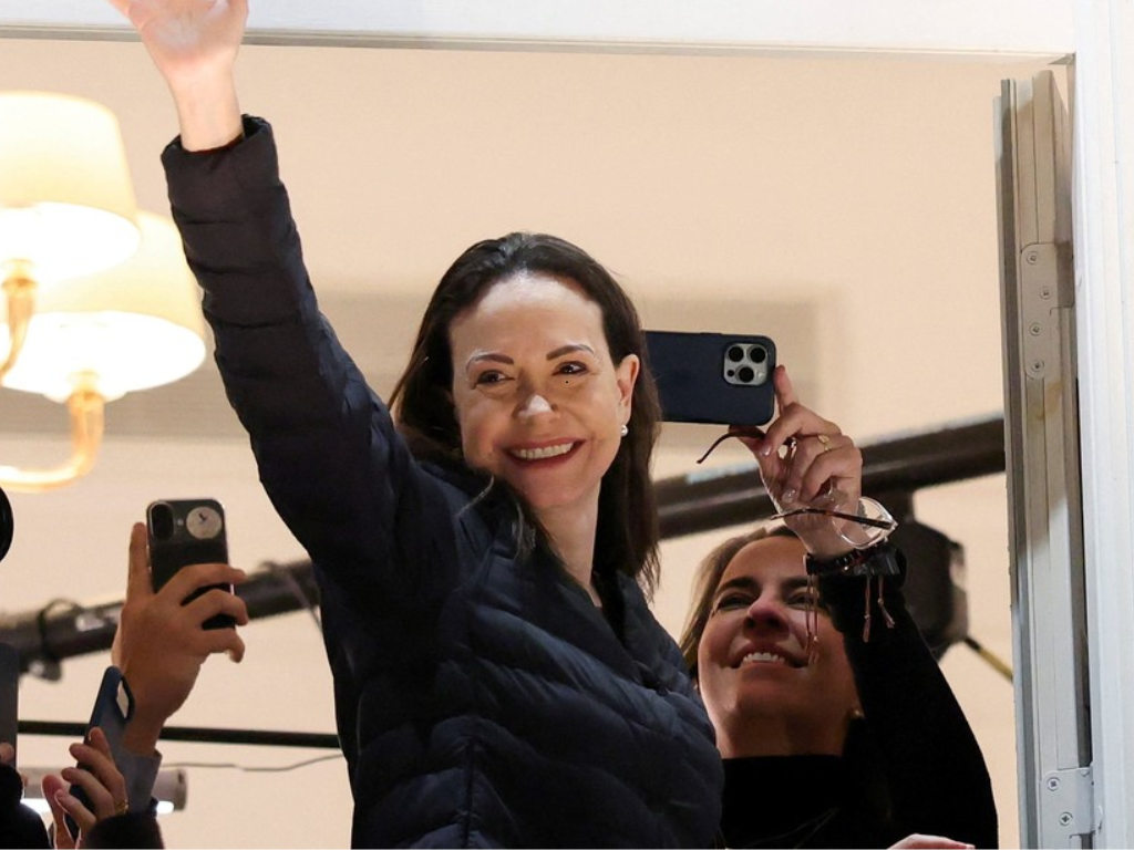 Foto: REUTERS/Leonhard Foeger. En un emotivo reencuentro la líder opositora María Corina Machado aterrizó este jueves en Oslo para recibir el Nobel de Paz.