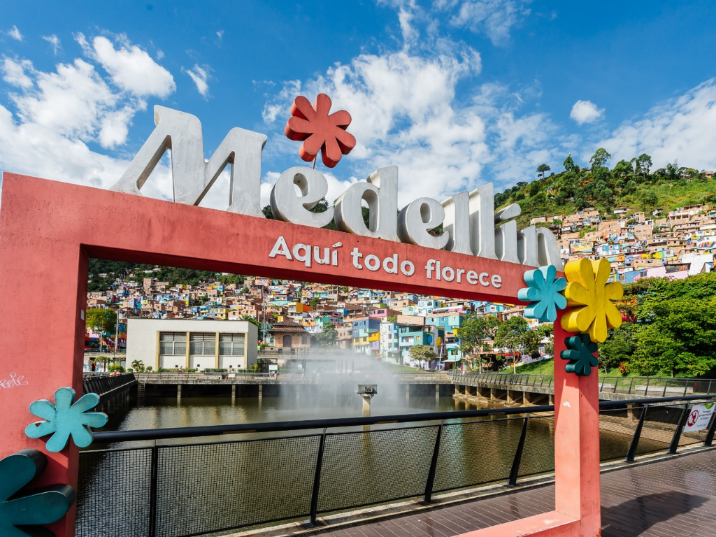 Foto: Distrito de Medellín. El Distrito de Medellín dio un paso histórico: puso en marcha el proceso de licenciamiento oficial de “Medellín, aquí todo florece”.
