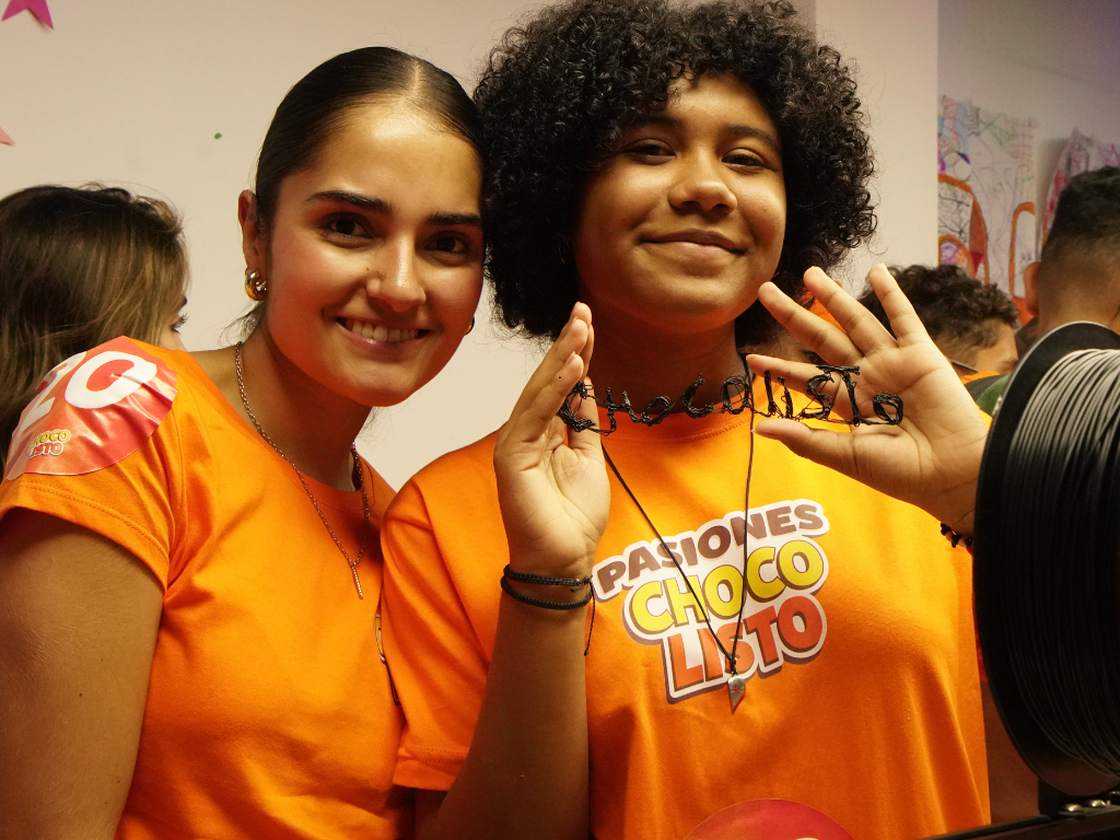 Foto: Chocolisto. 262 niños de cinco comunas populares de Medellín cerraron la cohorte 2025 de Pasiones Chocolisto, programa social de Chocolisto.