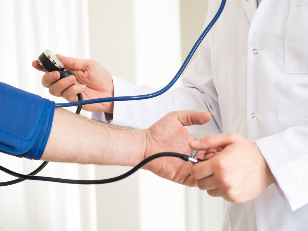 Foto: Canva. Con ocho votos a favor del archivo y cinco en contra, la reforma a la salud quedó hundida por segunda vez consecutiva por el Senado.