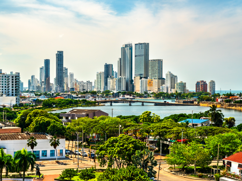 Foto: Canva. Colombia recibió USD 5.247 millones por turismo, lo que significa un crecimiento del 11,4% comparado con el mismo semestre de 2024.