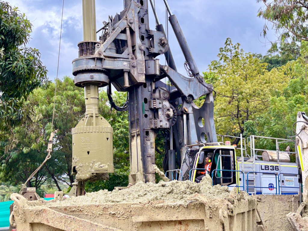 Foto: Distrito de Medellín. El proyecto Metro de la 80 continúa con las labores de cimentación para los 17 apoyos que sostendrán las columnas del viaducto elevado.