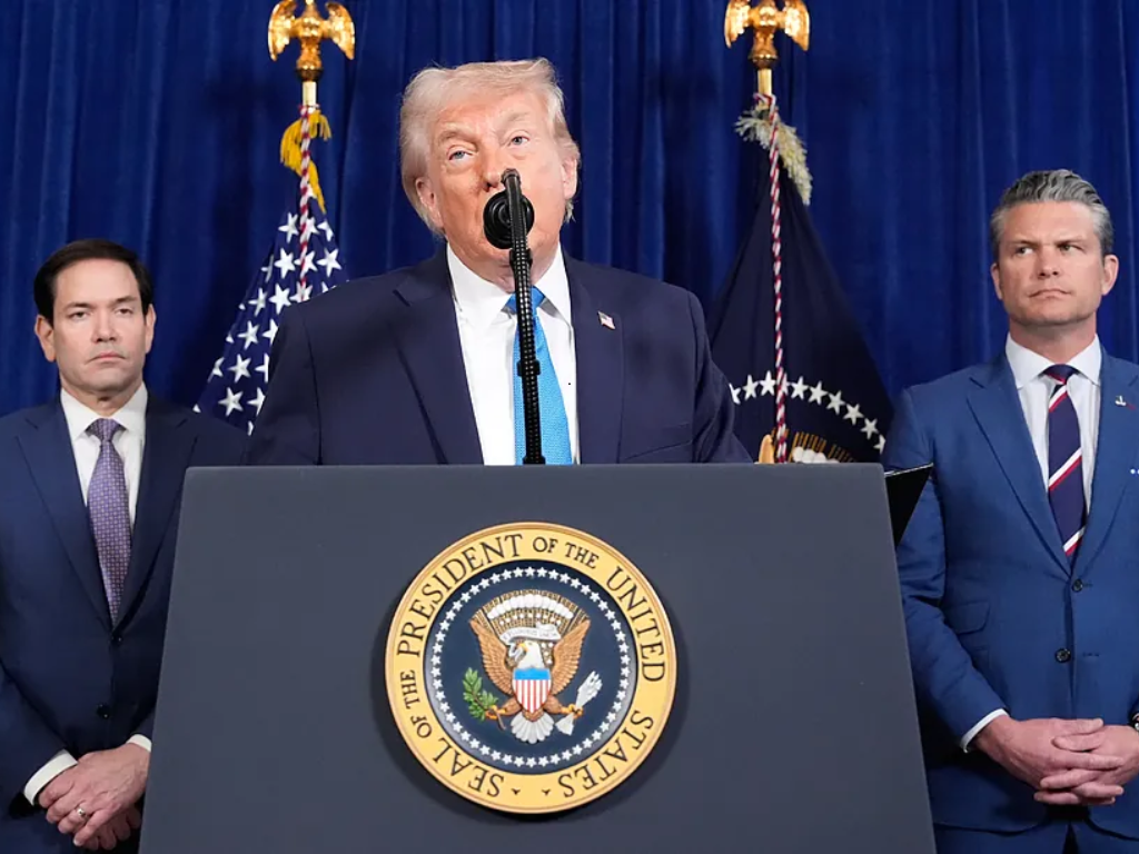En la imagen aparece el Presidente de Estados Unidos, Donald Trump en rueda de prensa confirmando la captura de Nicolás Maduro en Venezuela.