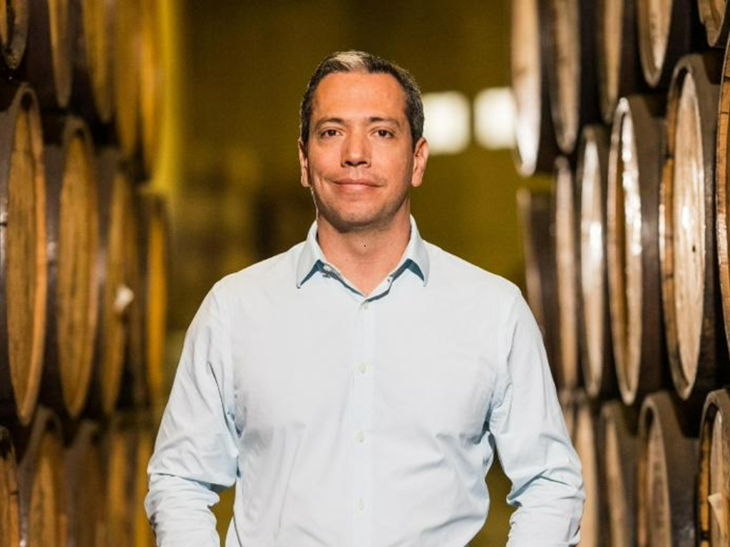 En la imagen aparece Esteban Ramos Maya, Gerente de la Fábrica de Licores de Antioquia, FLA.