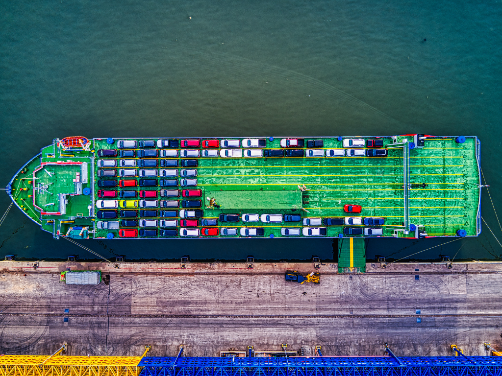 Foto: Canva. China inunda mercados emergentes con autos a combustión desplazados por eléctricos internos. Exportaciones superan 6,5M unidades en 2025.