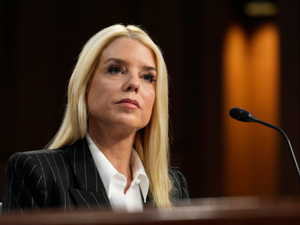 En la imagen aparece la Fiscal General de Estados Unidos, Pamela Bondi.