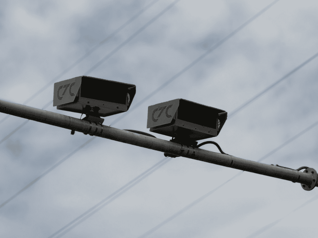 En la imagen aparecen unas cámaras de fotodetección de Medellín.