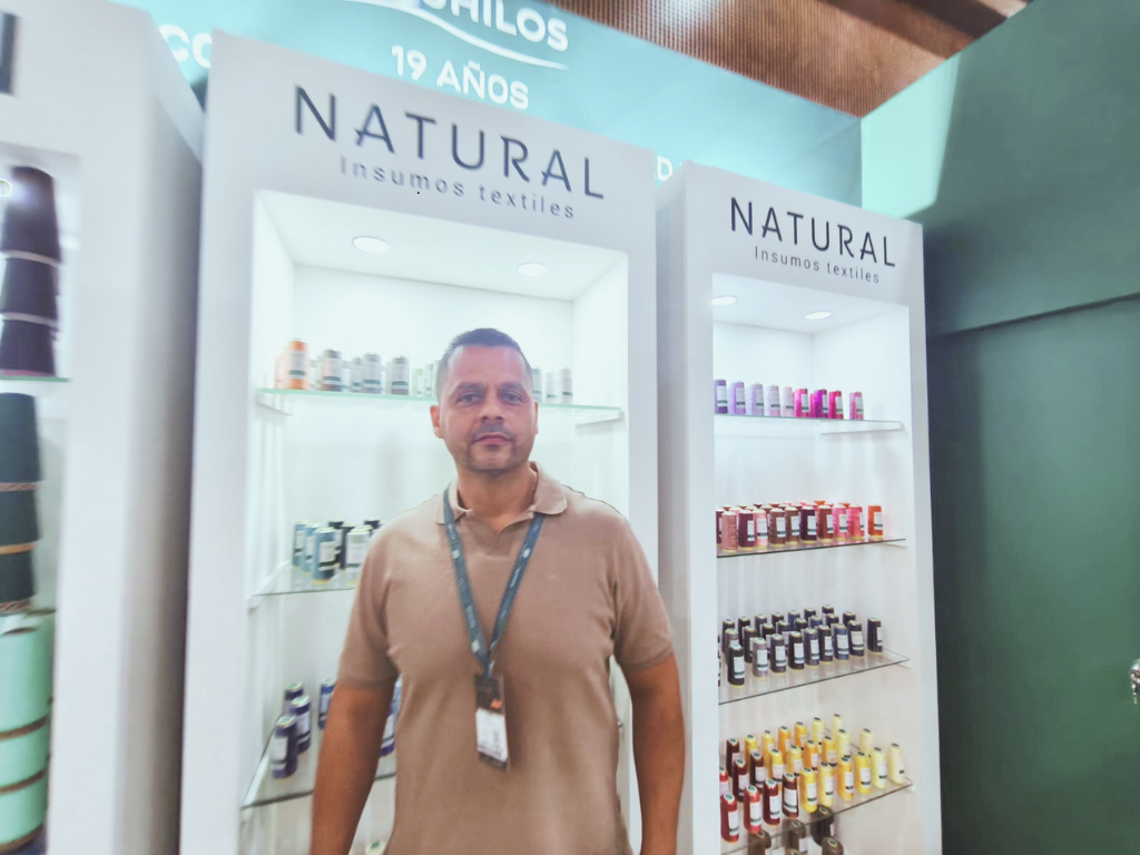 Foto: ABC Economía. Insuhilos con 19 años en el mercado, participa por tercera vez en Colombiatex 2026 destacando su carta de más de 150 colores.