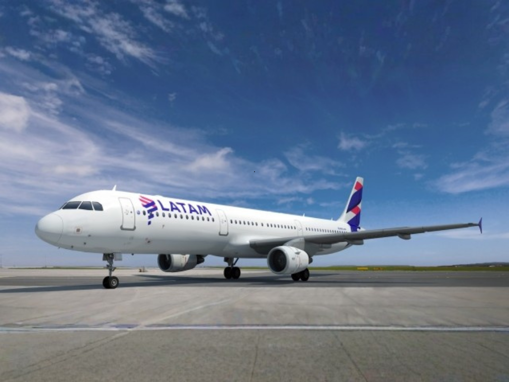 Foto: LATAM. LATAM Airlines Colombia proyecta transportar cerca de 4 millones de pasajeros, uno de los periodos de mayor flujo aéreo en el país.