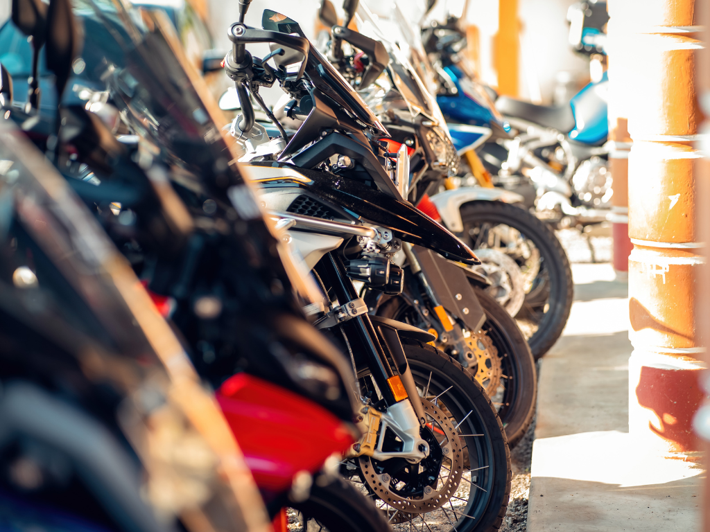 Foto: Canva. Colombia superó 1,1 millones de motos vendidas en 2025, con 50% a crédito. Bajaj, AKT, Yamaha y Honda lideran las ventas.