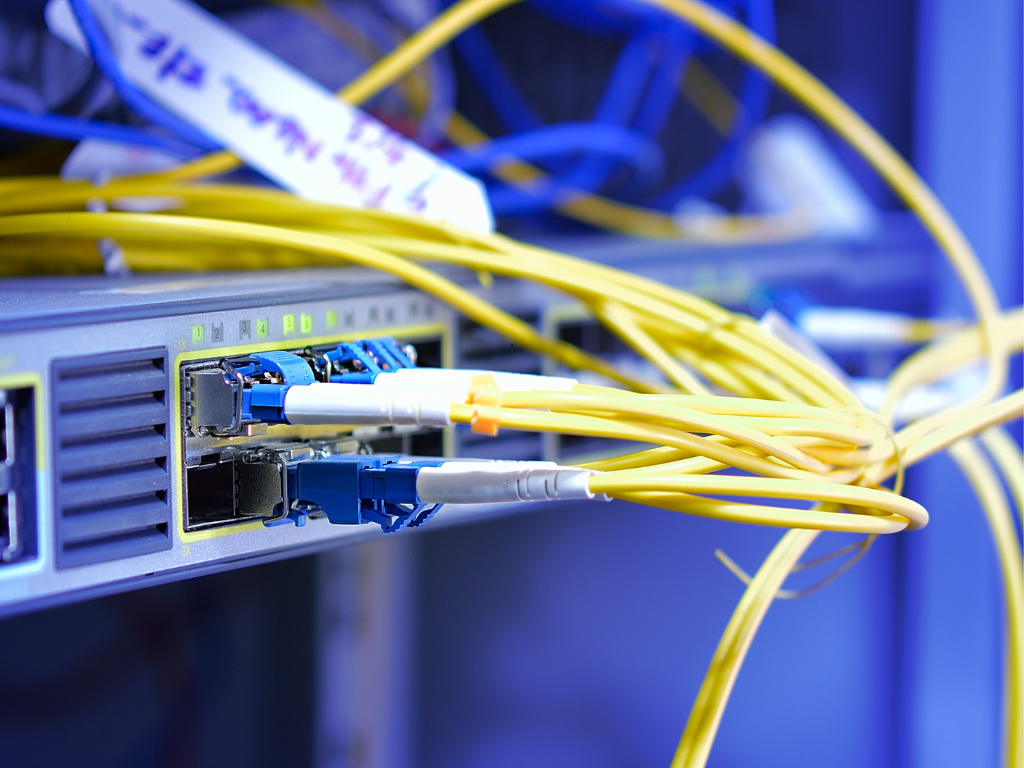 Foto: Canva. Movistar es el operador con las mayores velocidades de internet fijo gracias al robusto despliegue de infraestructura de fibra óptica.