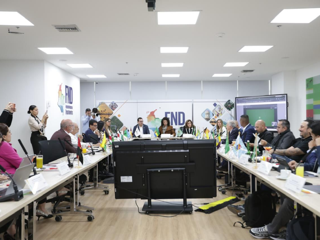 20 gobernadores desafían decreto emergencia económica de Petro con tutelas y excepción inconstitucionalidad.