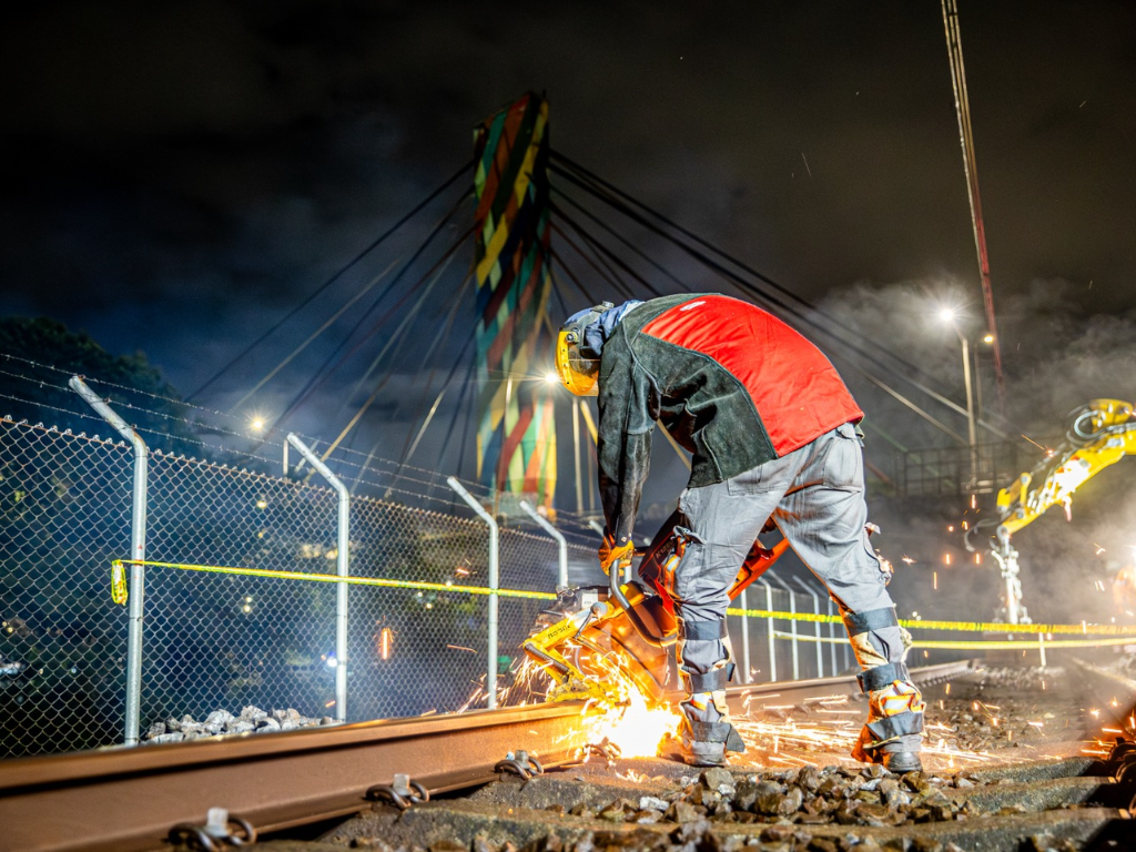 Foto: Metro de Medellín. El Metro de Medellín recibió el primer envío de rieles de Austria, destinado al programa de mantenimiento y renovación de la vía férrea.