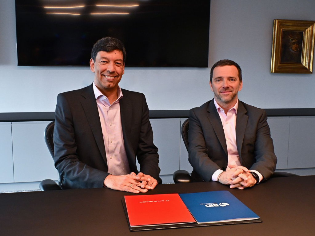 Foto: Davivienda. Davivienda y BID Invest lanzan los primeros bonos SLB para vivienda de interés social sostenible. $300 mil millones para hogares con ahorro.