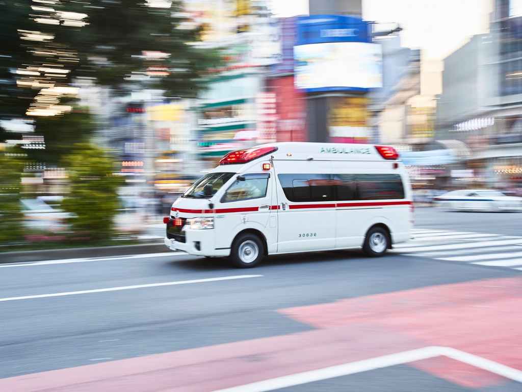 Foto: Canva. ANDEMOS advierte que nueva regulación de carga liviana pondría en riesgo la reposición de ambulancias y el abastecimiento de alimentos.