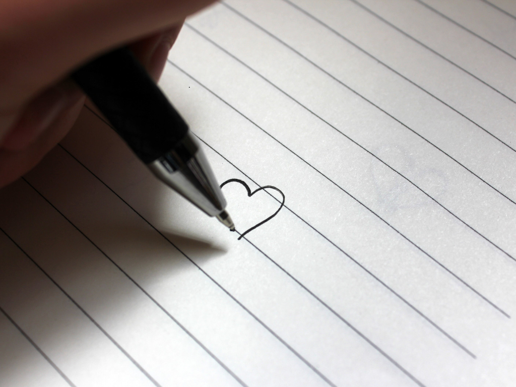 Foto: Canva. El MinTIC y 4-72 lanzaron la campaña :"Envíe su carta de amor gratis" para revivir esta tradición de correspondencia física.