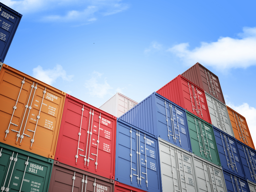 Foto: Canva. Ginna Castro, vicepresidente comercial de Puerto Antioquia, celebra la recepción de la primera carga seca de Nutresa, Corona y Essity.