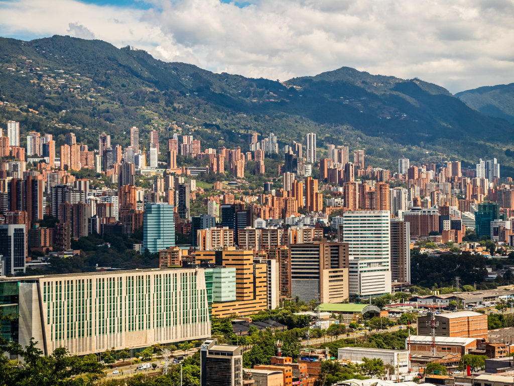 Foto: Canva. Conozca el comportamiento del Desempleo en Medellín y el Valle de Aburrá según el reporte del DANE de enero 2026. Informalidad baja al 40,3%.