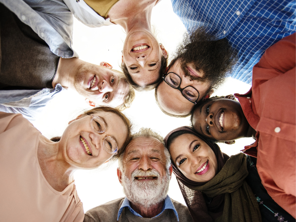 Foto: Canva. Según las últimas estimaciones de la Oficina del Censo, la tasa de crecimiento poblacional de EE. UU. se desplomó al 0,5% en 2025.