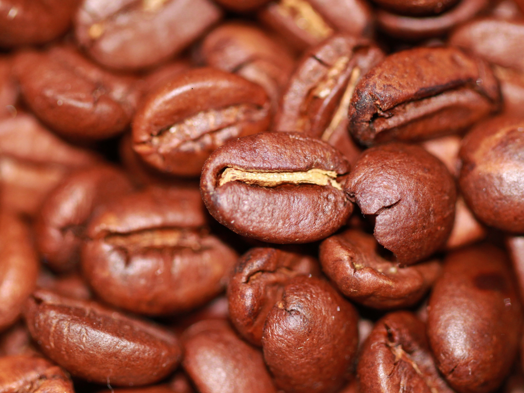 Foto: Canva. La carga de café alcanzó su nivel más bajo en 16 meses. Conozca las razones de la caída internacional y los precios por ciudades en Colombia.