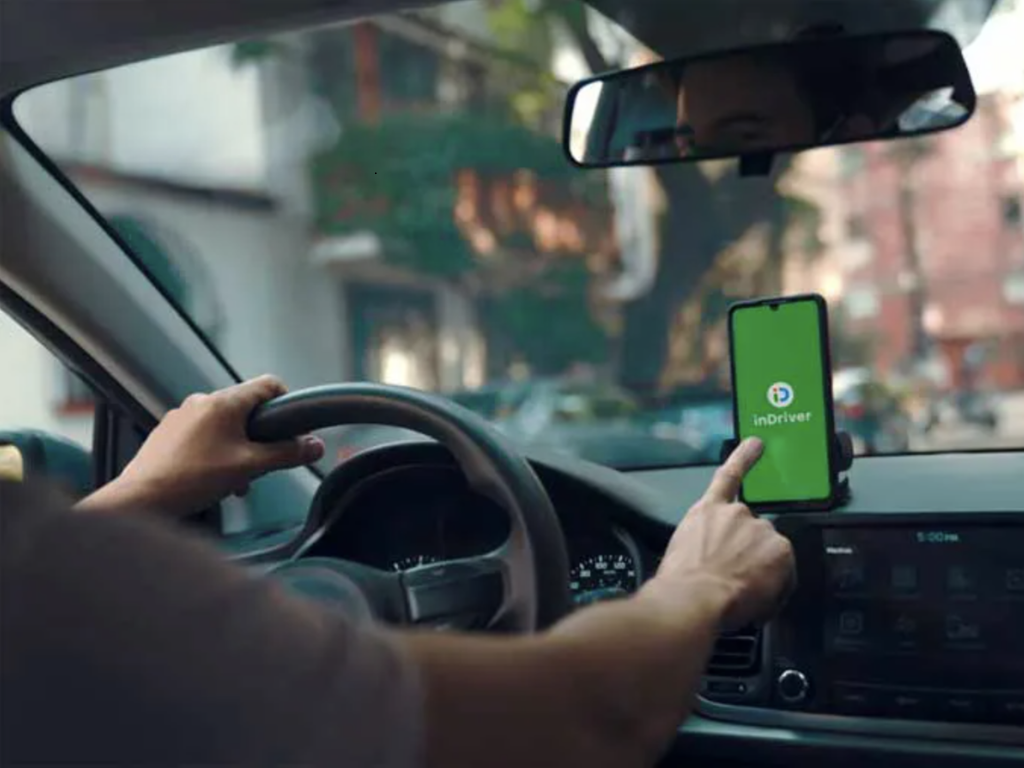 Foto: InDriver. Un estudio de inDrive revela que el 55 % de los usuarios en Medellín confía en la tecnología para su seguridad al viajar.