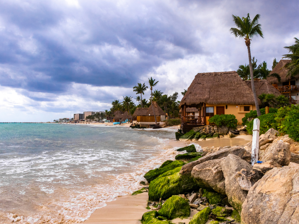 Foto: Canva. La Corporación Turística Urabá Darién Caribe busca en ANATO apoyo del Gobierno tras caída del 85% en ocupación por ola invernal.
