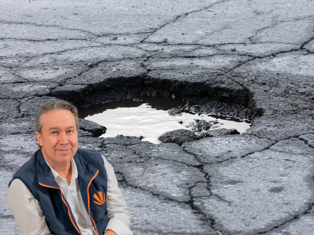 Foto: Canva. El líder de Celsia, Ricardo Sierra, criticó severamente el deterioro de la autopista Medellín-Bogotá bajo la administración estatal.