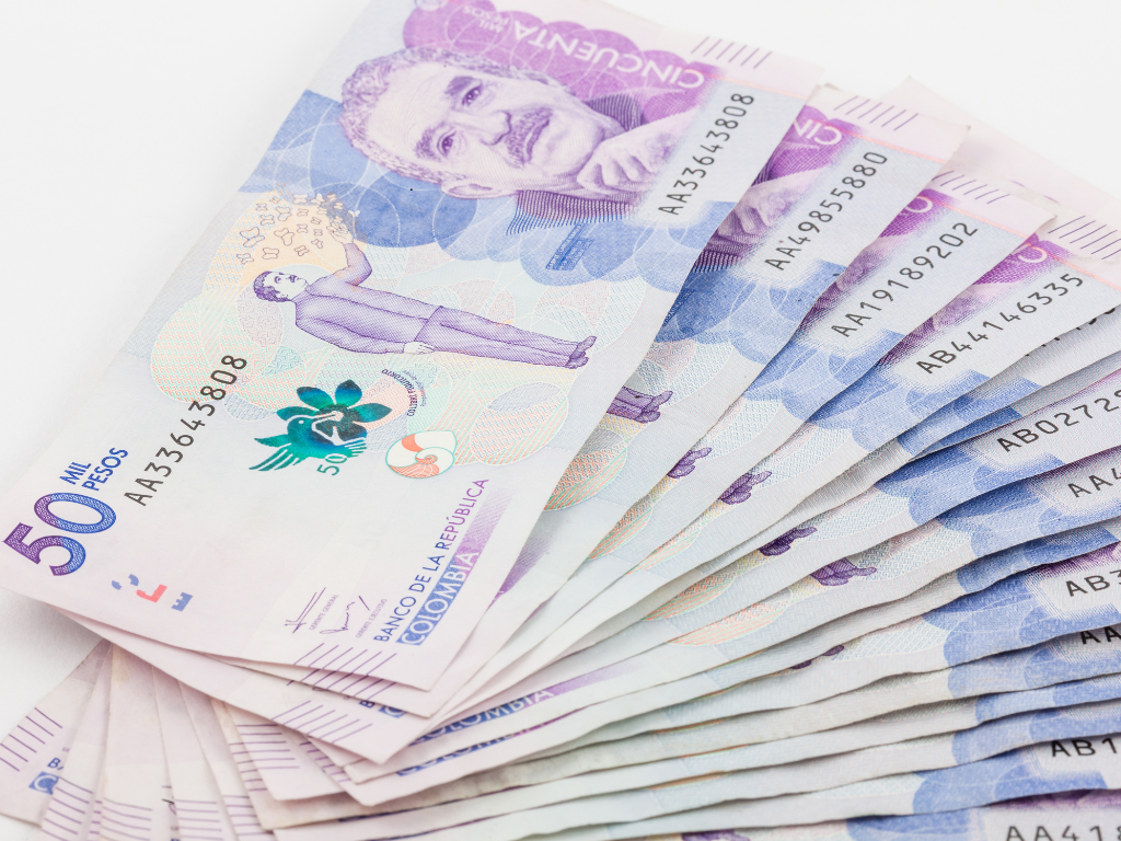 Foto: Canva. El Gobierno Nacional responde al fallo que suspendió el aumento del 23% convocando a una mesa de concertación de emergencia para este lunes.