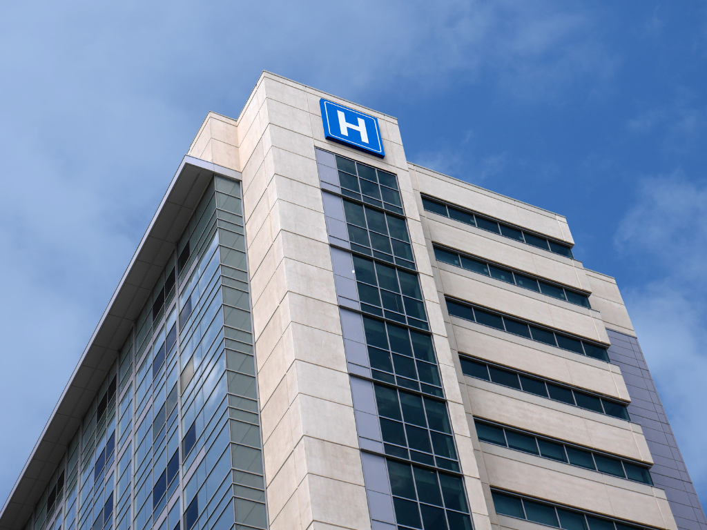 Foto: Canva. El Ministerio de Salud ordena el traslado de 6,6 millones de personas. EPS con menos del 3% de afiliados saldrán de los municipios.