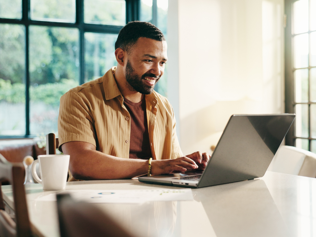 Foto: Canva. A cinco años del COVID-19, el trabajo híbrido domina el 43 % del mercado laboral en Estados Unidos. Lea la noticia completa.