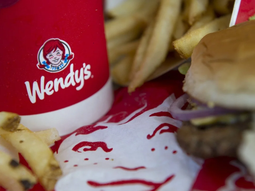 Foto: Cortesía. La cadena Wendy’s planea clausurar entre el 5 % y el 6 % de sus restaurantes en el primer semestre de 2026.