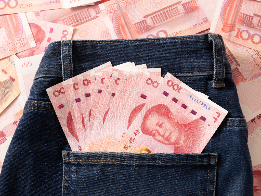 Foto: Canva. China aprovecha la caída del dólar y el alza del oro para posicionar al yuan como moneda global y refugio para distintos mercados.