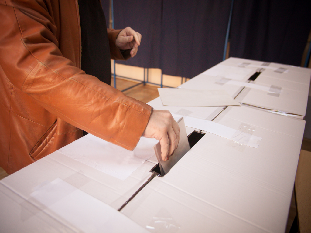 Foto: Canva. CNE inició el escrutinio oficial para Senado, Cámara y circunscripciones especiales tras el cierre de urnas.