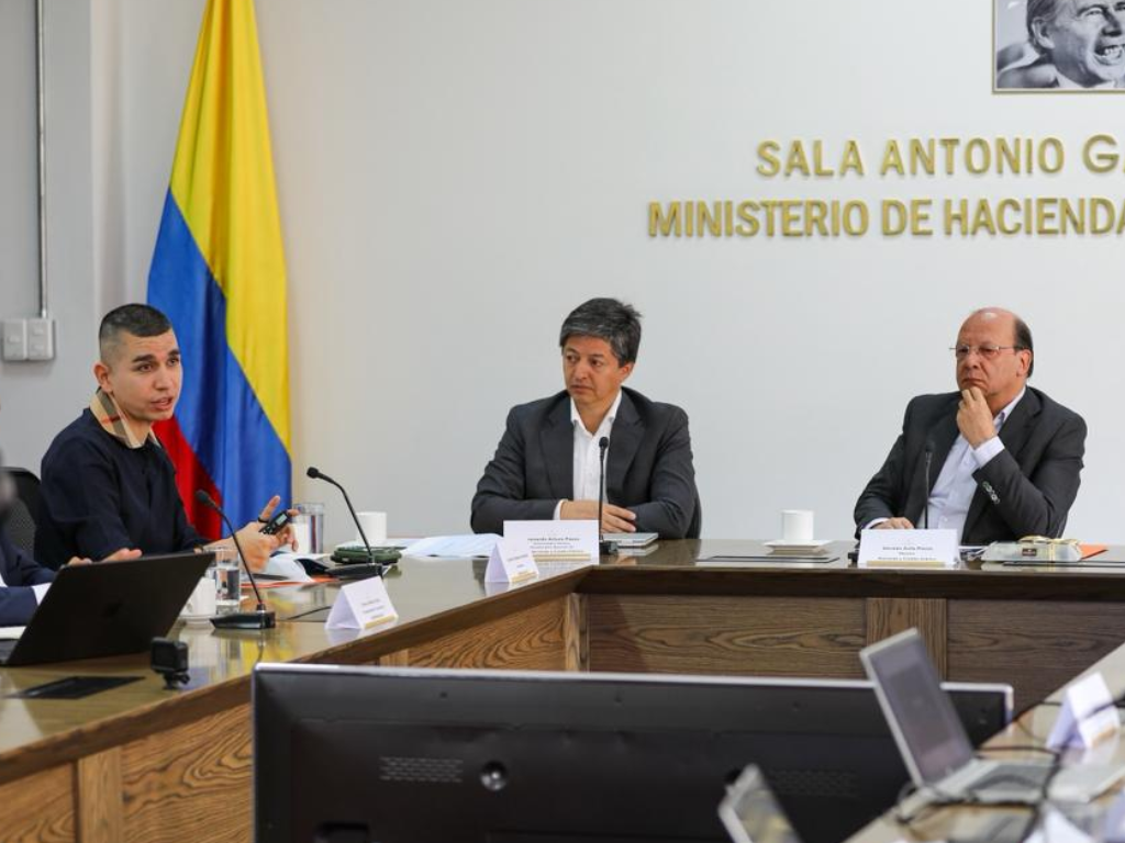 Foto: MinHacienda. Gobierno y bancos lanzan plan Abrigo. Inyectarán $5,2 billones en créditos para damnificados por lluvias en 8 departamentos.