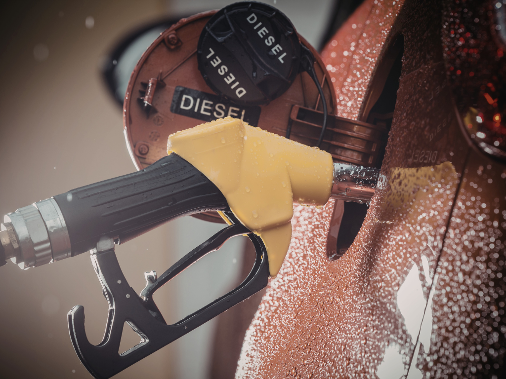 Foto: Canva. El Gobierno colombiano publica proyecto para calcular el precio del ACPM con base en paridad internacional y actualizaciones semanales.