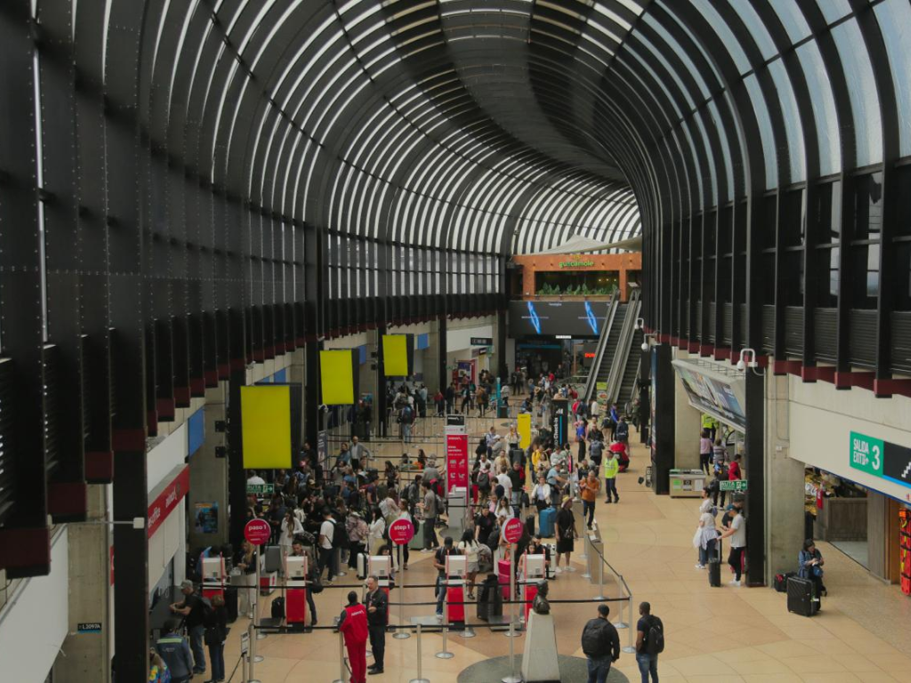 En la imagen se ven los pasillos del Aeropuerto José María Córdova de Rionegro.