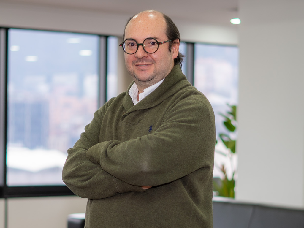 Foto: BBVA. Alejandro Reyes (BBVA Research) prevé alzas adicionales de 100 pbs en las tasas del BanRep por inflación y guerra en Irán.