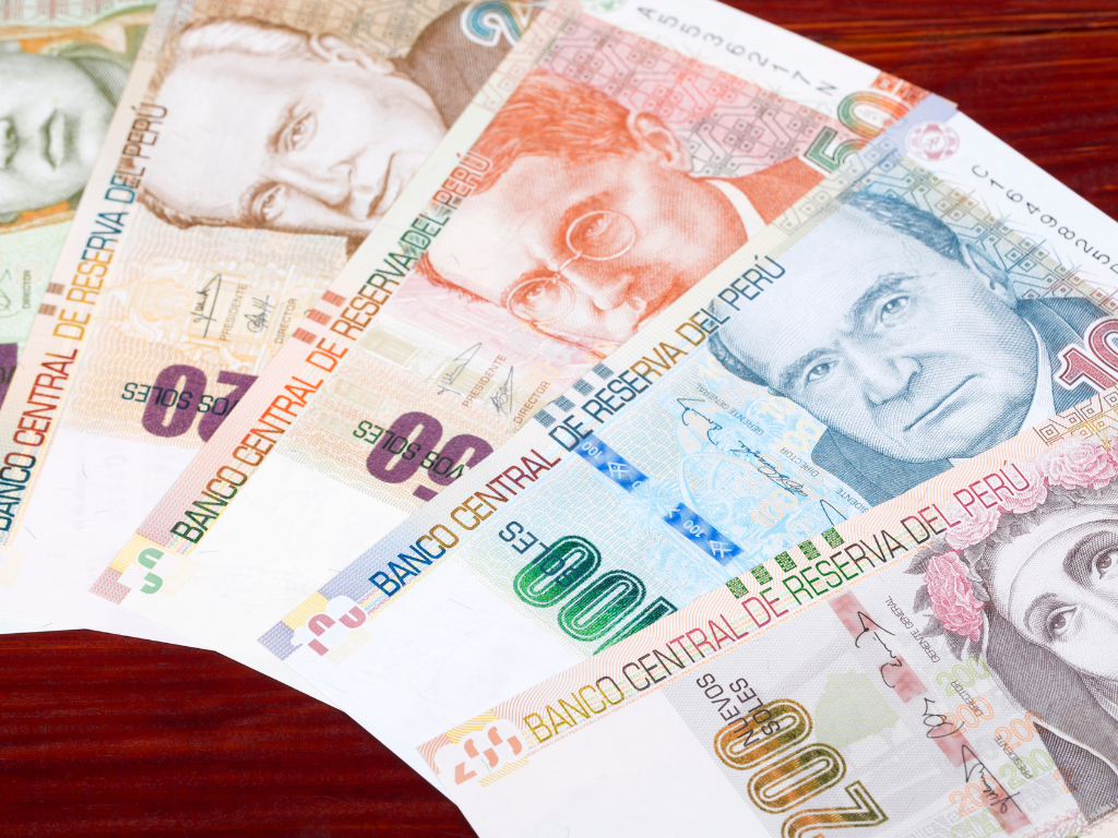 Foto: Canva. El Congreso de Perú aprobó devolver la autonomía al BCRP. La entidad decidirá si incluye lemas patrios en los billetes para evitar riesgos.