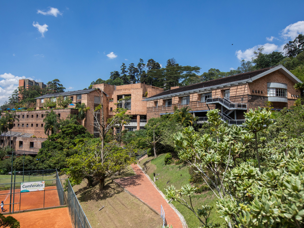 Foto: Country Club Ejecutivos. Nutresa 2026: Jaime Gilinski proyecta resultados "espectaculares" y expansión tecnológica hacia Asia MEDELLÍN — En el marco de la Asamblea General de Accionistas, Jaime Gilinski Bacal, presidente del Grupo Nutresa, presentó un balance sólido de la gestión del año 2025 y trazó la hoja de ruta para la década venidera. Con un tono de confianza y optimismo, Gilinski calificó los resultados recientes como "espectaculares", destacando un retorno de EBITDA cercano al 19,6% al cierre de diciembre, una cifra que sitúa a la multilatina colombiana por encima de grandes competidores globales. Expansión Global: Más allá de las fronteras tradicionales La estrategia del Grupo Nutresa para 2026 y hacia el horizonte 2035 se centra en la internacionalización profunda. Gilinski subrayó que la compañía ya no solo mira el "árbol", sino el "bosque" global. Mercado Asiático: La operación de café en Malasia se consolida como líder, mientras se fortalecen las incursiones en el mercado de China. Foco en EE. UU.: El negocio de ingredientes, chocolates y café ha registrado un crecimiento excepcional en el mercado estadounidense, con ventas internacionales que superan el 30% en dólares. Tecnología de Vanguardia: El grupo adelanta misiones en China para implementar robótica e inteligencia artificial en su cadena de suministro (supply chain), buscando eficiencias que reduzcan tiempos desde el campo hasta el consumidor final. El debate de los dividendos y la recompra de acciones Uno de los momentos de mayor interacción ocurrió durante las intervenciones de los accionistas minoritarios. Algunos de ellos manifestaron su nostalgia por el reparto de dividendos tradicionales, especialmente para aquellos que dependen de estos recursos para su sustento. La postura de la administración: Confianza en la Recompra: Gilinski defendió el proceso de recompra de acciones ejecutado en el segundo semestre de 2025 y anunció que esta política continuará durante 2026, 2027 y 2028. Creación de Valor: El presidente enfatizó que el valor de la acción se ha multiplicado varias veces, lo cual es la mejor forma de retornar recursos al accionista en este momento de transformación. Compromiso de revisión: Ante la petición de los socios menores, el directivo se comprometió a revisar alternativas para el futuro: "Me quedo con el mensaje... vamos a revisar qué podemos hacer respecto a los dividendos". Transformación operativa y social El éxito de 2025 no fue solo coyuntural por los precios del café y el cacao. Gilinski reveló que se ejecutaron más de 1.400 iniciativas de transformación interna. Asimismo, se destacó un plan de expansión en el modelo de conveniencia mediante máquinas dispensadoras monitoreadas, que incluirán nuevas categorías de helados y productos antes del cierre del primer semestre de 2026. Finalmente, Gilinski cerró la asamblea pidiendo confianza a los socios. Aseguró que el equipo directivo está motivado y que no se está improvisando: "Estamos dando las herramientas para pensar en grande. La Nutresa de hoy no es la misma de hace un año; es una compañía mucho más global y eficiente".