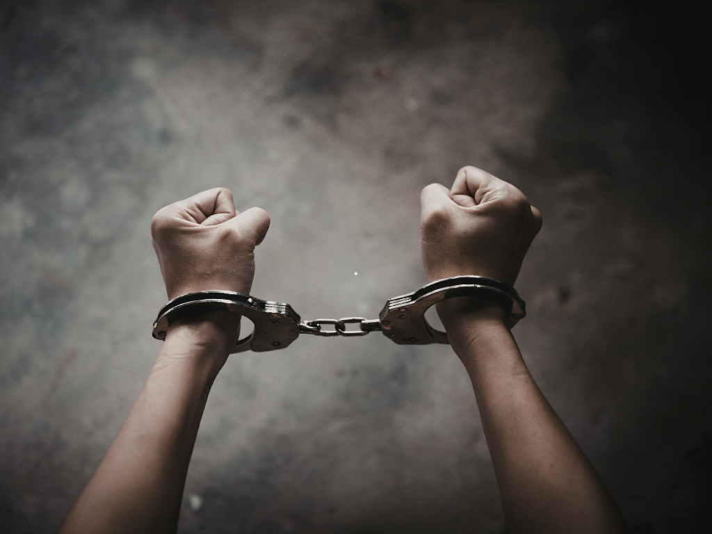 Foto: Canva. Un hombre fue detenido en Guayabal por presunta corrupción al sufragante. La Policía de Medellín incautó dinero y propaganda electoral.