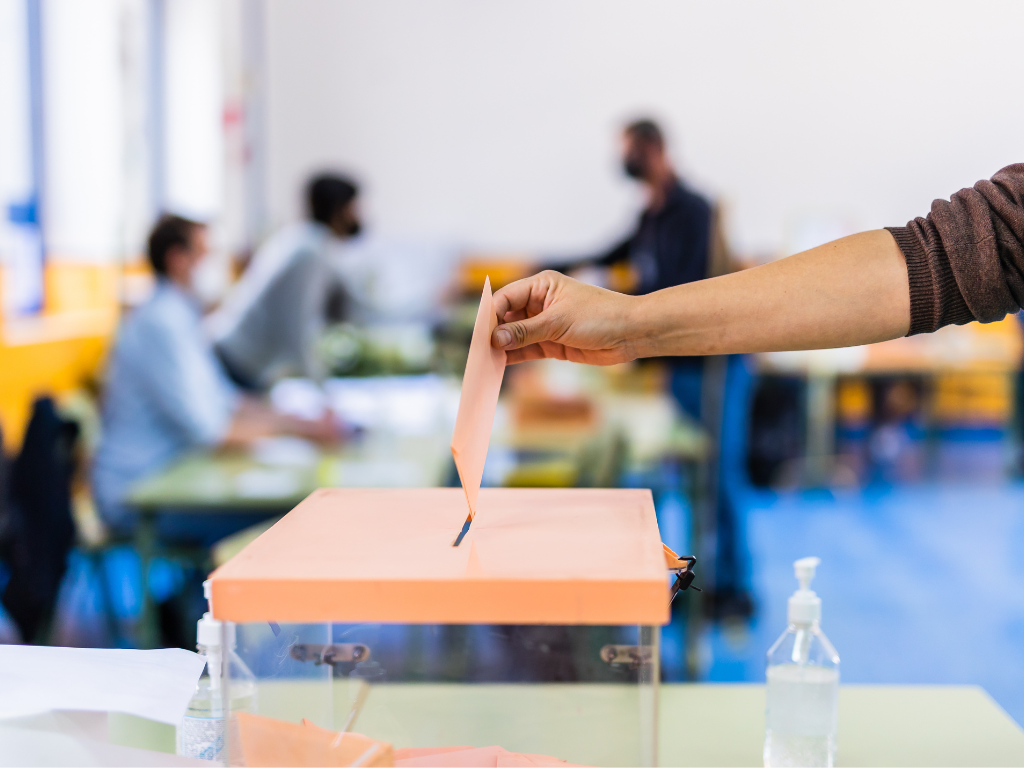 Foto: Canva. La Policía de Antioquia reportó capturas por tráfico de votos y constreñimiento. Conozca los municipios afectados y las sanciones.