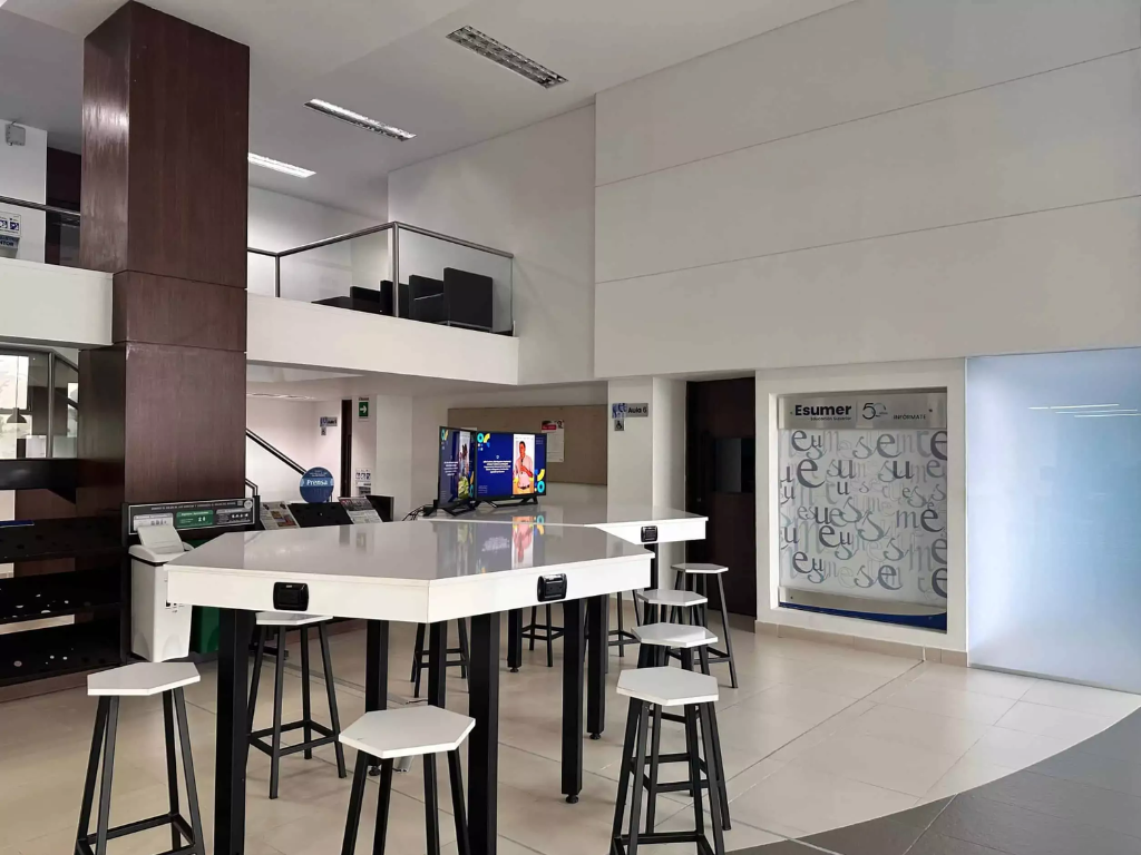 Foto: Esumer. Esumer presenta la evolución de su sede en Premium Plaza. Conozca el modelo de universidad empresarial con 93% de empleabilidad en Medellín.