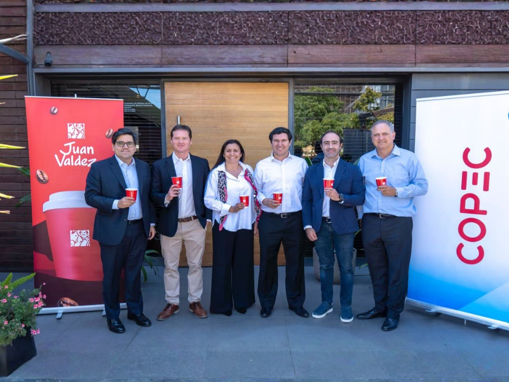 Foto: Juan Valdez. Copec adquiere el 70% de la operación de Juan Valdez en Chile. Conozca el plan para duplicar y fortalecer la marca en el mercado austral.