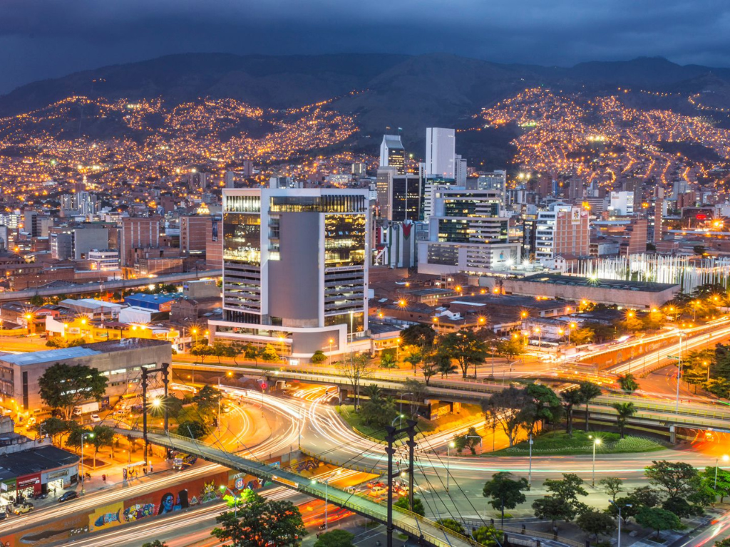 Foto: Canva. Medellín registra una tasa de desempleo del 9,2% en febrero de 2026. Conozca los datos de informalidad y sectores que más generaron empleo.