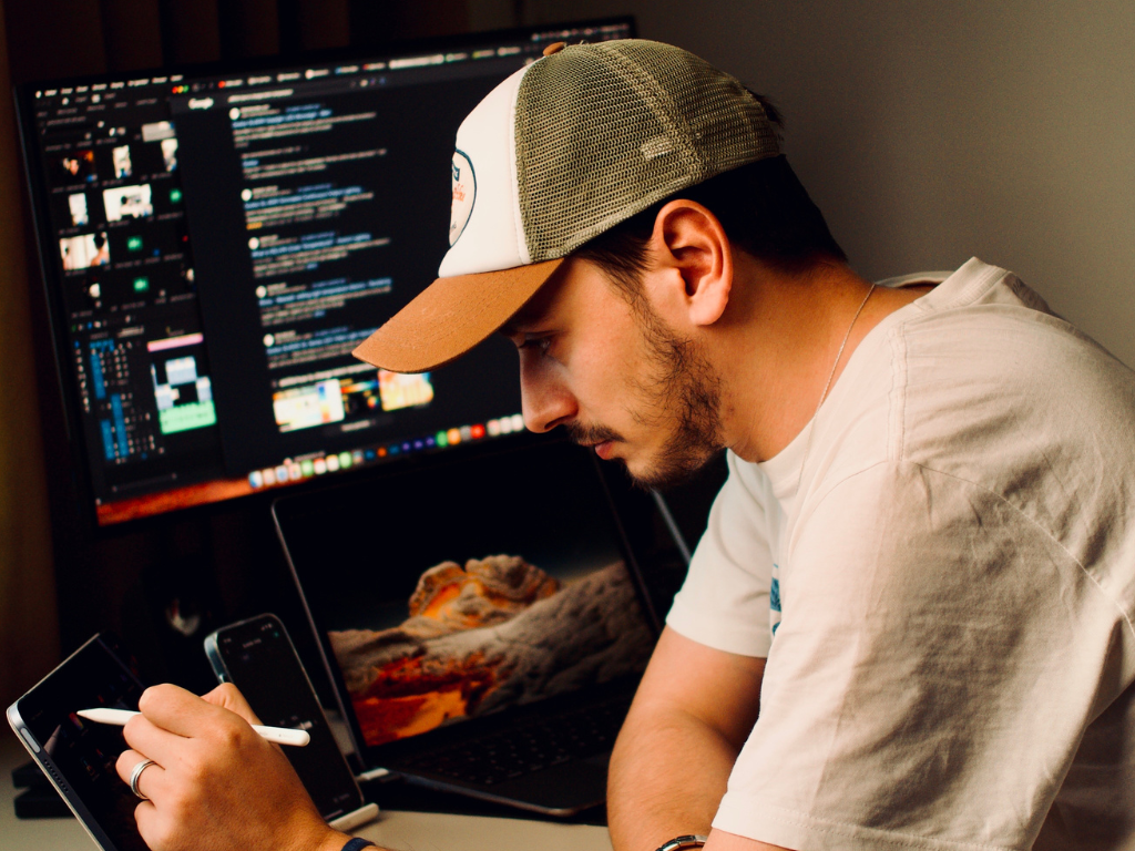 Foto: Canva. Medellín es la primera ciudad del mundo en estudiar a los nómadas digitales con ONU Turismo y busca un modelo de turismo sostenible.